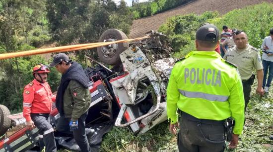 Imagen del auto accidentado en Carchi, con 21 inmigrantes venezolanos a bordo. 