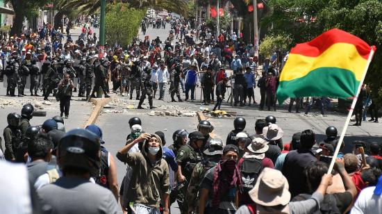 Manifestantes se enfrentan con policías antidisturbios en Cochabamba (Bolivia).