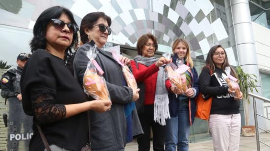 Representantes de Fundación Desafío en los exteriores de la Corte Constitucional.