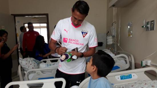 LDU visitó a pacientes oncológicos en el Hospital Carlos Andrade Marín con su campaña Tarjeta al cáncer. 