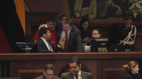 César Litardo, Patricio Donoso y Luis Pachala conversan durante la sesión del pleno.