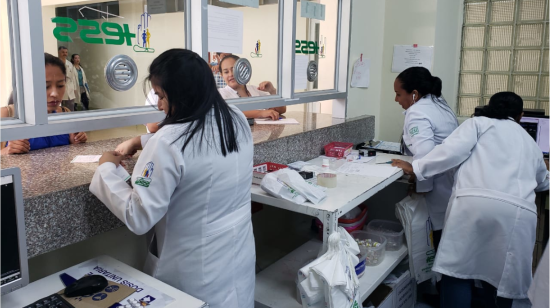 La escasez de fármacos es una queja constante de los pacientes en el hospital del Seguro Social de Guayaquil. 