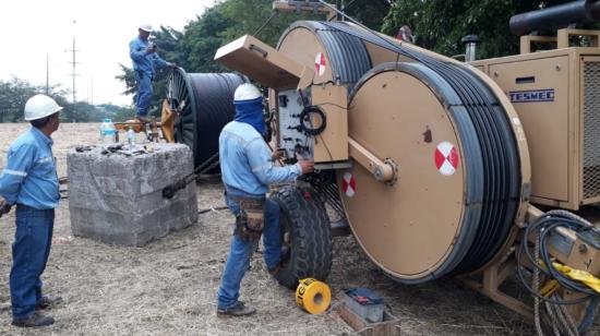 Personal de Celec construye redes de transmisión eléctrica de alta tensión.