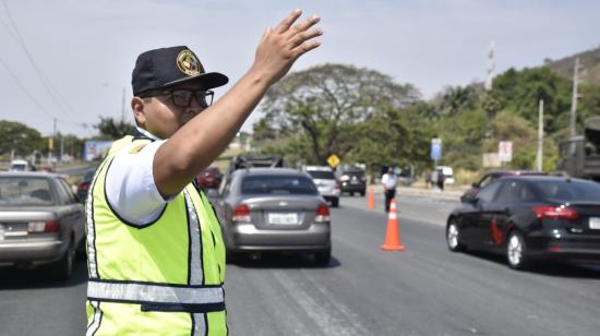 El flujo de vehículos en el peaje de la vía a la Costa, con dirección a las playas ecuatorianas, aumentó durante la tarde del 1 de noviembre. 