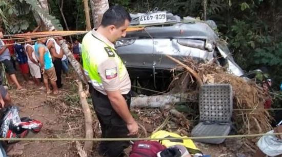 La Policía y Cruz Roja coordinó la llamada de auxilio de un accidente en Manabí, que dejó cinco fallecidos. 