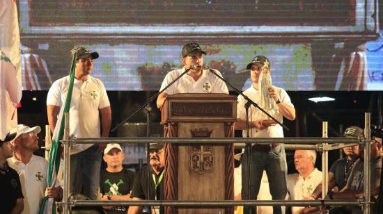 El líder del Comité Pro Santa Cruz, Luis Fernando Camacho (c), durante una asamblea realizada en su ciudad. 