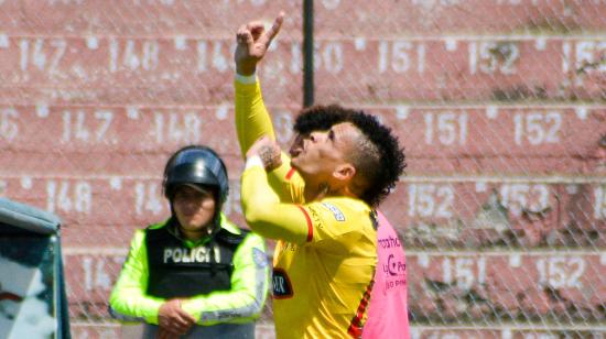 El jugador Jonathan Álvez celebrando un gol mientras jugaba con Barcelona.