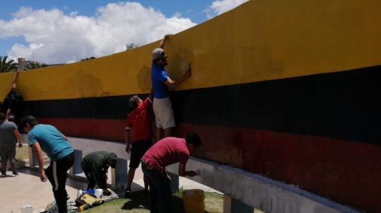 Los miembros de la Sur Oscura Riobamba se comprometieron a limpiar y pintar sobre los 'graffitis' hechos en el parque Guayaquil.