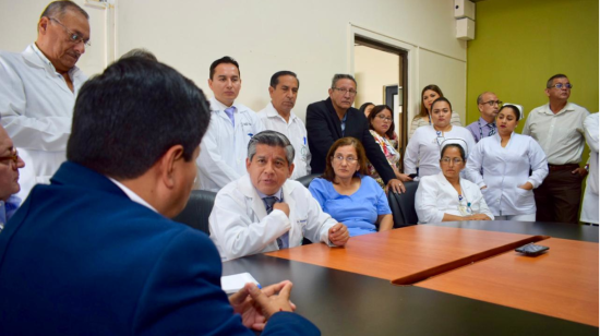El director general del IESS, Ángel Loja, pidió a los médicos del Hospital Teodoro Maldonado Carbo que no dejen de denunciar los actos de corrupción. 