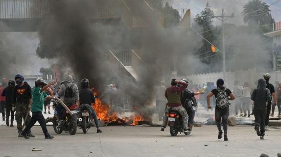 Grupos de manifestantes se enfrentan el miércoles 6 de noviembre de 2019 en Cochabamba, Bolivia.