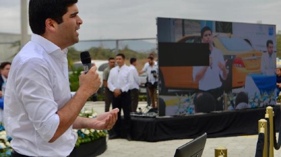 El vicepresidente Otto Sonnenholzner durante la inauguración de la primera electrolinera en Guayaquil, el 8 de noviembre de 2019.