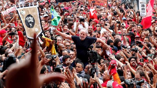 Simpatizantes del expresidente de Brasil Luiz Inácio Lula da Silva (c) lo llevan en hombros en Sao Bernardo do Campo (Brasil)