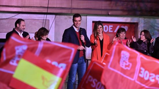 El líder del Partido Socialista, Pedro Sánchez (tercero izquierda), luego de las elecciones.