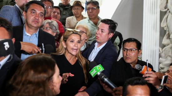 La senadora Jeanine Añez Chávez habla con la prensa desde el edificio del Congreso en La Paz, el 11 de noviembre de 2019.