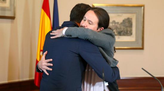 El presidente del Gobierno español, Pedro Sánchez, y el líder de Unidas Podemos, Pablo Iglesias, se abrazan en el Congreso de los Diputados el martes 12 de noviembre de 2019.