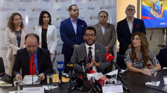 El ministro de Comercio Exterior, Iván Ontaneda, durante una rueda de prensa en Guayaquil, el 12 de noviembre de 2019.