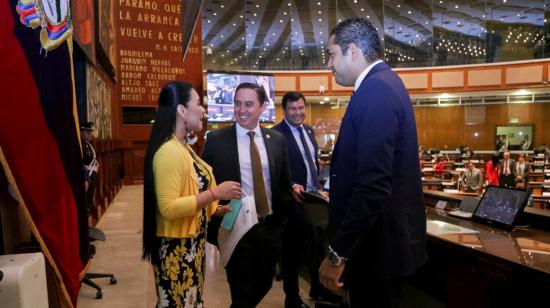 La presidenta del CNE, Diana Atamaint (izq.), junto a Daniel Mendoza, César Litardo y César Solórzano, en el segundo debate de las reformas al Código de la Democracia, el 12 de noviembre de 2019.