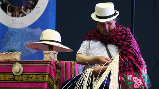 Una artesana trabaja en la elaboración de un sombrero de paja toquilla en Quito. 