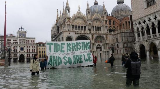 Manifestantes colocan un cartel en Venecia tras la segunda peor inundación desde 1966. 