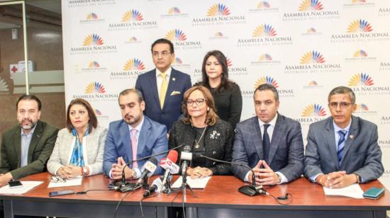 Elizabeth Cabezas junto a algunos integrantes de las bancadas de la Asamblea Nacional, en rueda de prensa el 13 de noviembre de 2019.