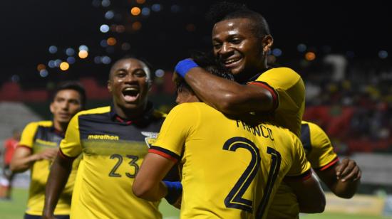 Los jugadores ecuatorianos se abrazan tras el primer gol del partido anotado por Alan Franco.