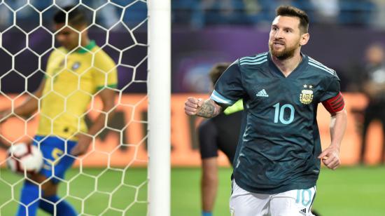 Lionel Messi festeja su gol de penal que lo coloca como máximo goleador en la historia de su selección.