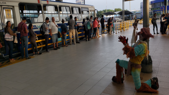 Un payaso animó la espera de los pasajeros en la estación Río Daule, en la Metrovía de Guayaquil.