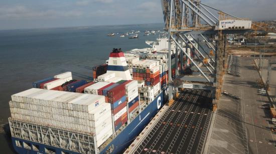 Terminales marítimas y aéreas son empleadas para  exportar productos desde Ecuador. 