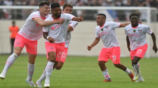 Los jugadores de Liga festejan el gol que les dio el campeonato de la Copa Ecuador 2022.