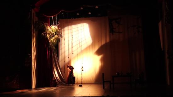 Un momento de la representación de 'Yerma', de Átomo Danza Teatro, de Quito, en el Teatro Bolívar, de Loja.
