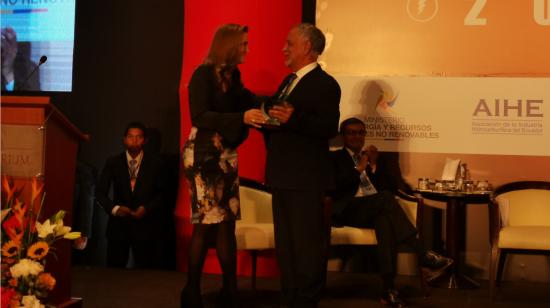 Carlos Pérez recibió un reconocimiento durante el evento. 