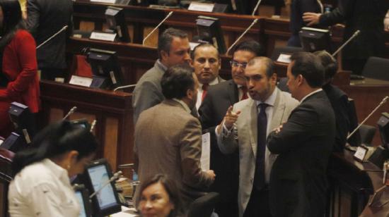 Los legisladores de Revolución Ciudadana y el Partido Social Cristiano, antes de la votación de la Ley de Crecimiento Económico, el 17 de noviembre de 2019.