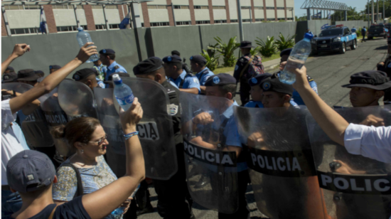 Familiares de los detenidos este lunes en Nicaragua esperan por noticias de sus parientes.