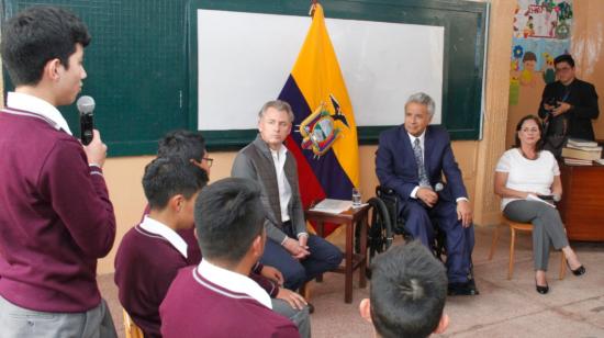 El presidente Lenín Moreno durante su visita a la Unidad Educativa Nacional Alangasí