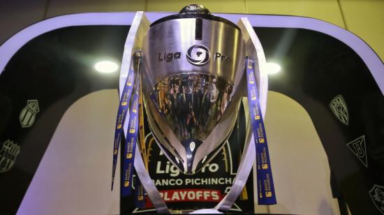 Esta es la Copa que se llevará el campeón. Liga de Quito o Delfín disputan el título del torneo nacional. 