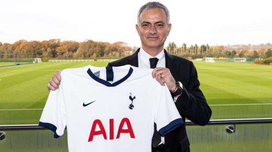 José Mourinho en su presentación como nuevo director técnico del equipo londinense