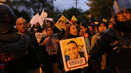 Un grupo de ciudadanos se reunió en las afueras de la Corte Provincial de Pichincha para mostrar su apoyo a Paola Pabón y Virgilio Hernández.