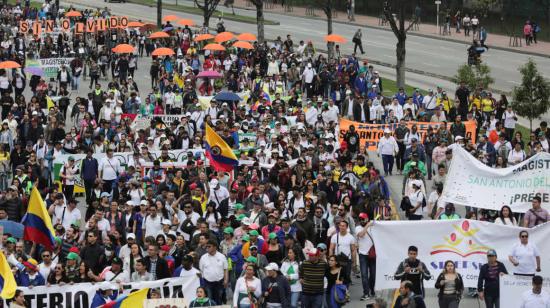 Cientos de manifestantes marchan  por uno de las calles de Bogotá, el jueves 21 de noviembre de 2019.