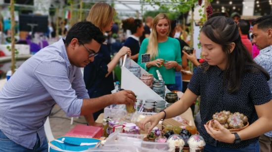 En los Plaza Lagos, en Samborondón, se realizó la feria Zanahoria que reúne a emprendimientos dedicados a un estilo de vida saludable.