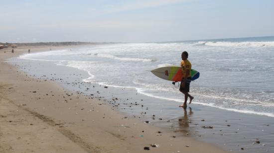 Un turista en una playa de Ecuador. 