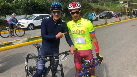 Richard Carapaz junto a Jorge Montenegro en la partida de la séptima etapa de la Vuelta al Ecuador.