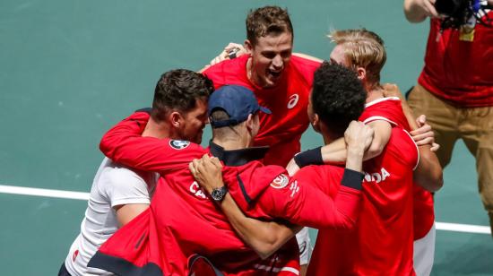 Los jugadores de Canadá celebran la clasificación a la final de la Copa Davis, en Madrid. 