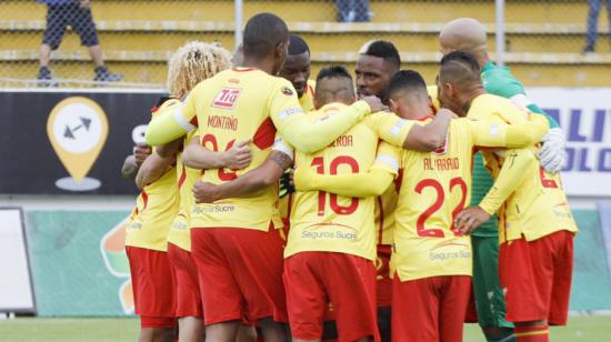 Los jugadores del Aucas antes del partido contra Barcelona en el estadio Gonzalo Pozo Ripalda. 