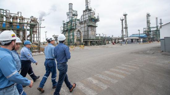 Foto referencial. El exgerente de Petroecuador, Pablo Flores, recorre las instalaciones de la Refinería la Libertad en octubre de 2018.