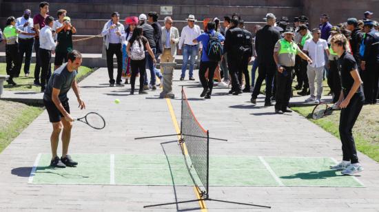 Roger Federer y Alexander Zverev juegan en la Mitad del Mundo. 