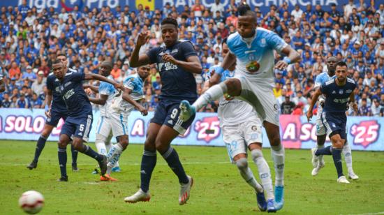 Michael Estrada (celeste) fue la gran figura del Macará en el partido de ida ante Emelec. 