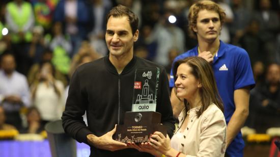 Roger Federer y Alexander Zverev se enfrentaron en una cancha montada en el Coliseo Rumiñahui. El suizo se llevó el trofeo Mitad del Mundo. 