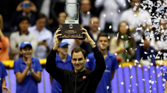 El tenista suizo Roger Federer alza el trofeo "Torneo Quito-Mitad del mundo" tras derrotar al alemán Alexander Zverev.