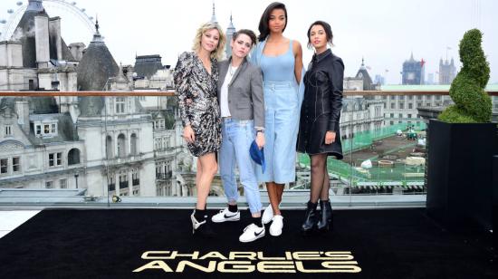 Elizabeth Banks, Kristen Stewart, Ella Balinska y Naomi Scott (de izquierda a derecha) durante la presentación del 'remake' de 'Charlie's Angels' en Londres.