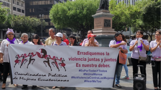 En la Plaza Rocafuerte, en el centro de Guayaquil, se realizó un plantón para concientizar a la población sobre la violencia de género.